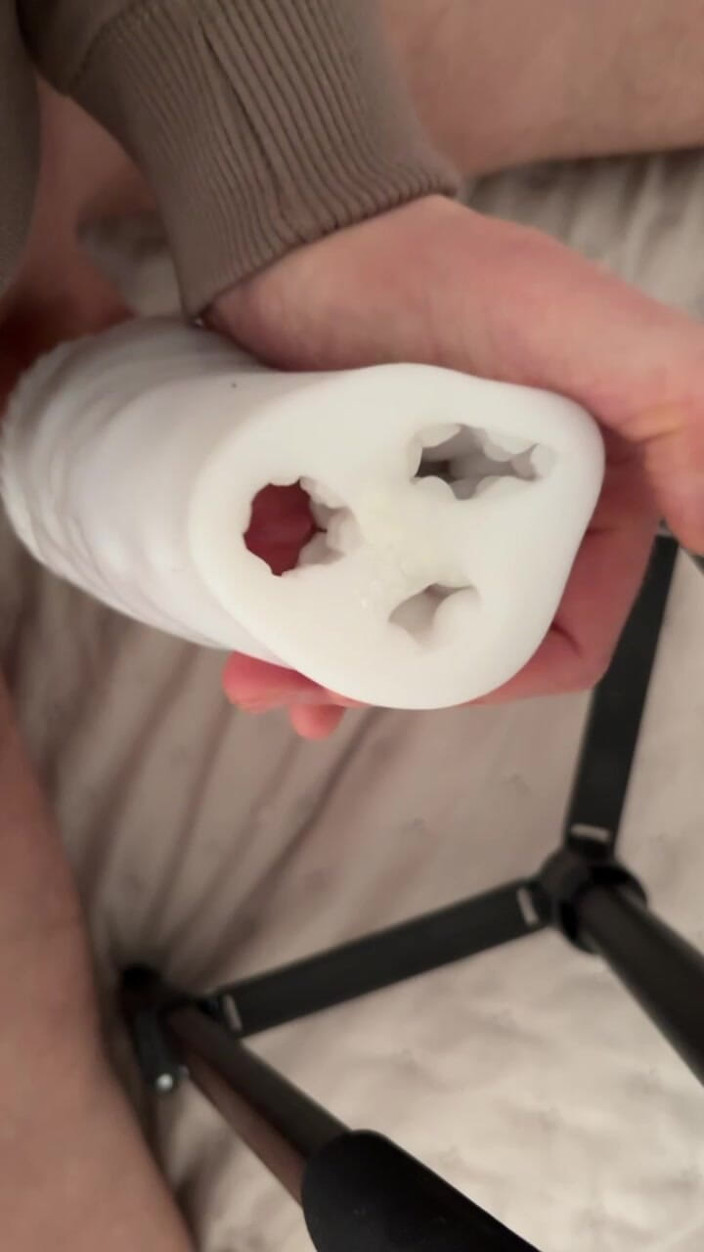 Dosstoevsky: Khổng lồ phá hủy máy rung Fleshlight và lấp đầy nó...