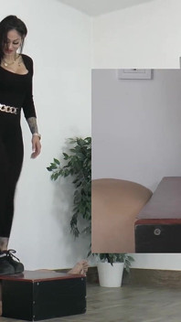 Les Orgasmes De L’esclave Sous La Chaussure De Plate-forme De Maîtresse Cleo Pp