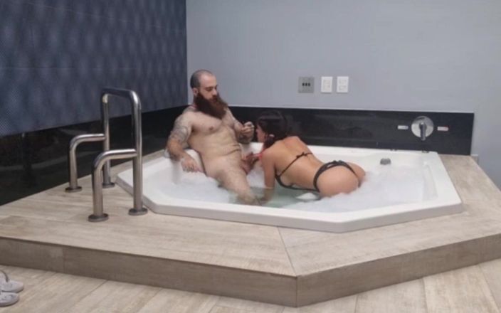 QweenSG: Komm und squirtet, er hat mich in der badewanne gefickt