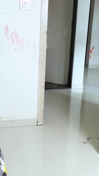 Komal venait d’un bain, secrètement le voisin pénétrait et reniflait les vêtements