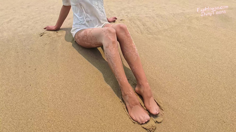 Shiny teens: 868 Collant nudi lucidi bagnati sulla spiaggia