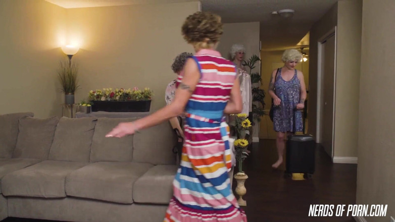 Transglamour: The golden t-girls: una parodia trans milf