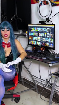 Bulma šuká Goku, zatímco Vegetta trénuje