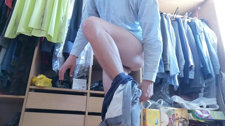 Rafael Torreano: Dezbrăcare și masturbare în dulapul de plimbare