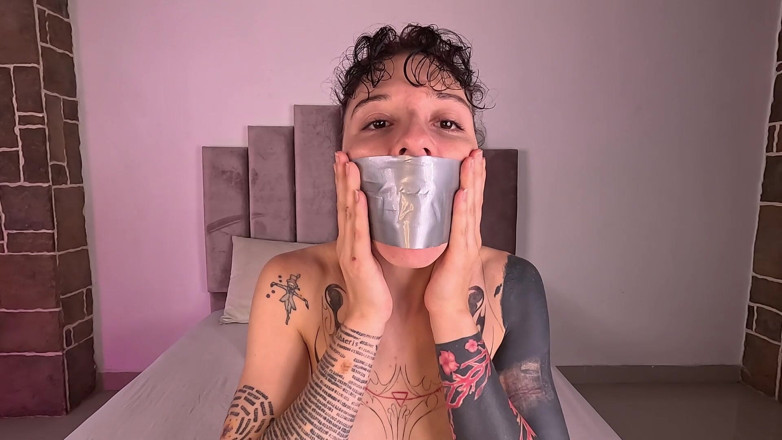 Michelle Kink: Bịt miệng với 3 lớp băng
