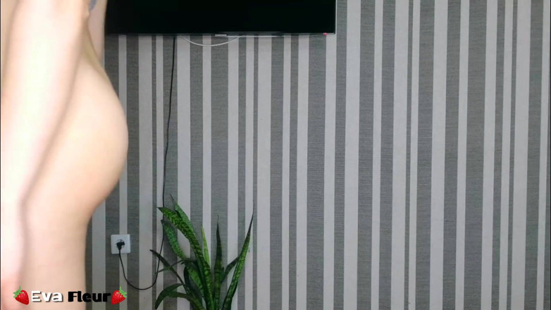 Eva Fleur: 팬티를 보여주는 아름다운 엉덩이 미녀