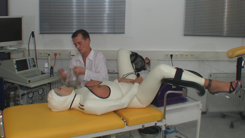 Rubber & Clinic Studio - 1ATOYS: Bizzarro sogno di macchina del cazzo