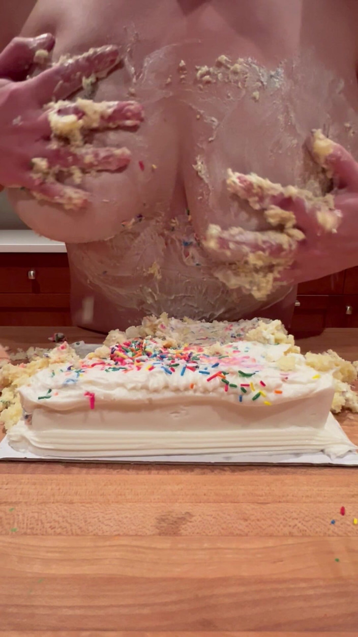 MidnightTease: Stiefmoeder verpest verjaardagstaart met haar enorme tieten