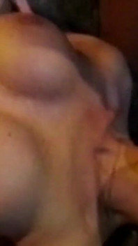 Vollbusige blonde MILF reitet dicken schwanz leidenschaftlich