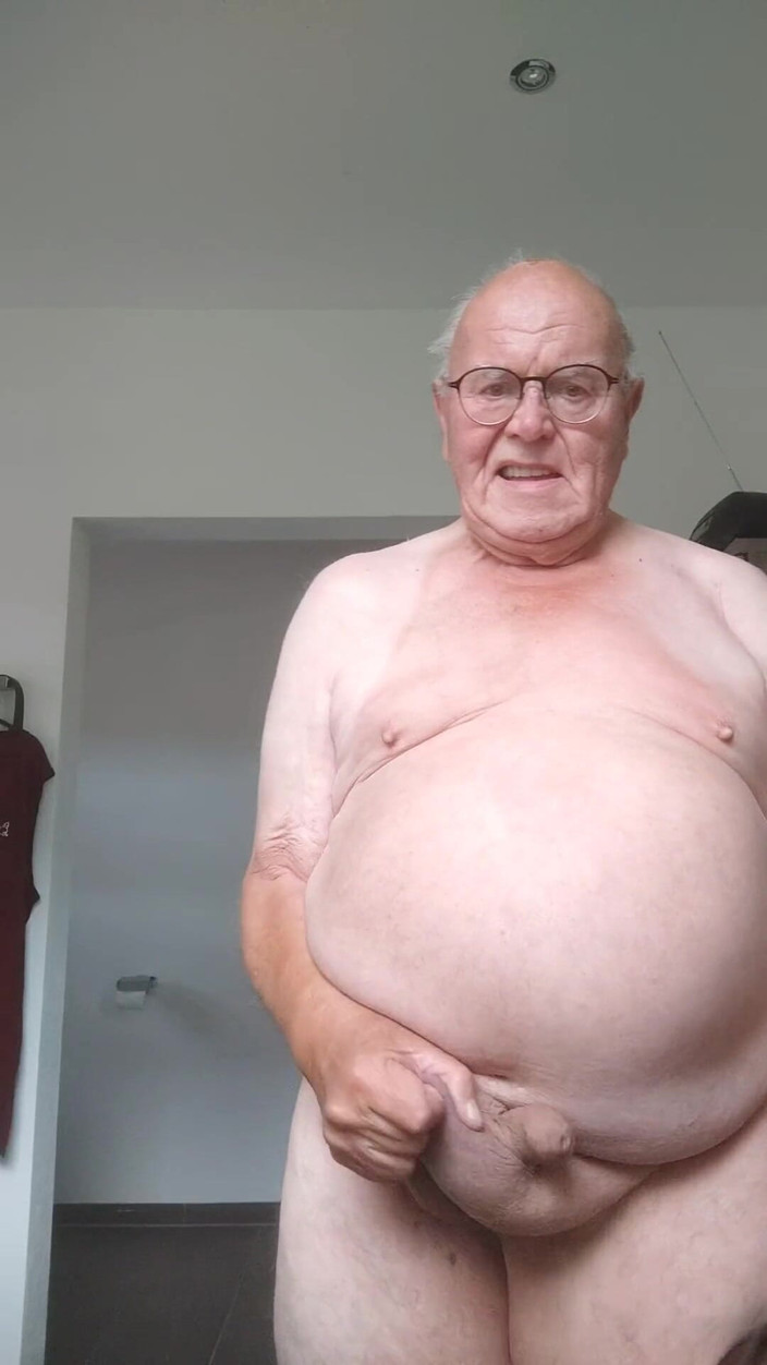 Karlchengeil: Pissar, bälte och grov kuk spelar