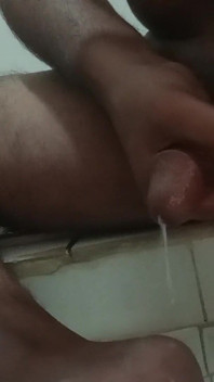 Cậu bé Ấn Độ solo bắn tinh trên chân