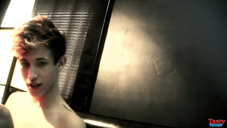 Tasty Twink: Fyller hans heta lilla mun