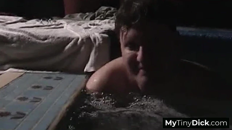 MyTinyDick: Uma gata da piscina vê um cara com um pau...