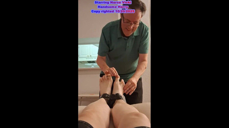 BBW nurse Vicki adventures with friends: 胖美女护士vicki被绑住，脚痒痒 第1部分