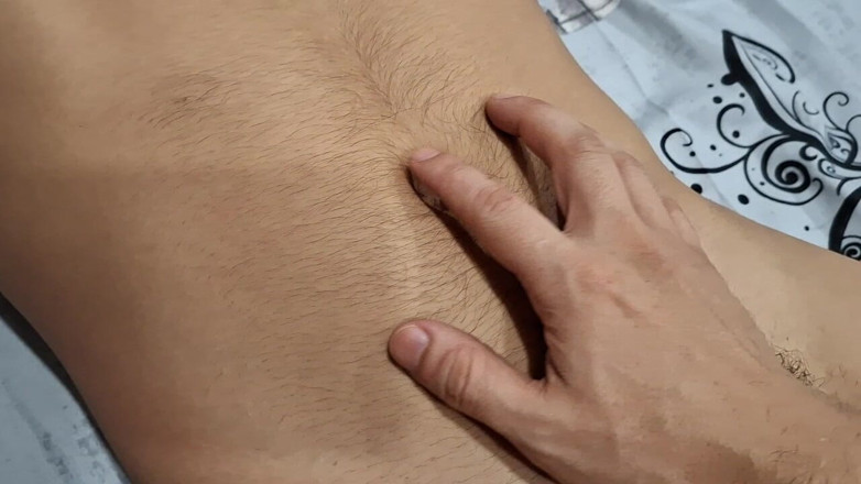 Bare skin man: Bezlitosne łaskotanie w pełnym działaniu