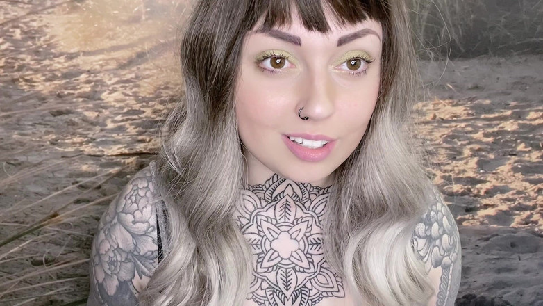 Miss Valentina: Sahibe göğüsleri tarafından büyüleyici