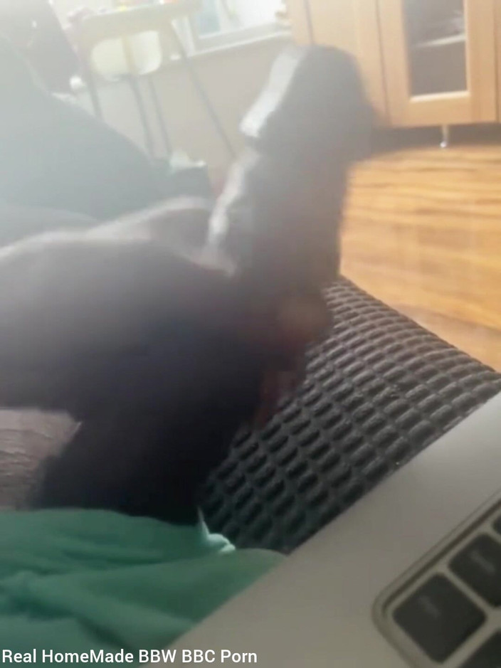 Big black cock BBCee: Hlazení mého velkého černého ptáka sledování porna