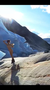 Do You Want to See How This Spontaneous Glacier Photo-shooting Turned Out?