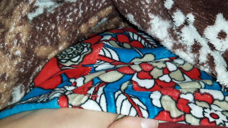 Lesbian-illusion: La mia sorellastra mi massaggia le gambe, e io mi...