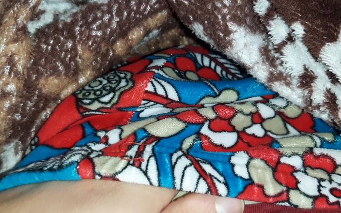 Lesbian-illusion: Üvey kız kardeşim bacaklarıma masaj yapıyor ve gizlice battaniyenin altında...