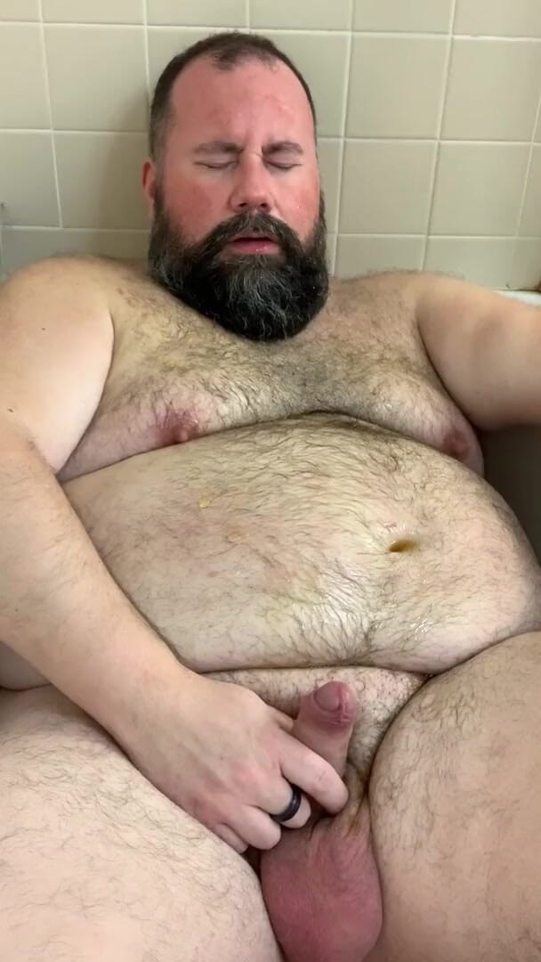 Florida Bear: daidi peshaab karte hue