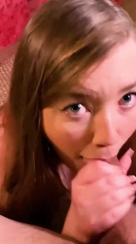 Olivia zuigt je pik af voor Kerstmis