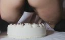 Antichristrix: カムに座っているケーキ