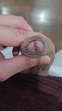 Lkdick8: Stojící chlapec si honí