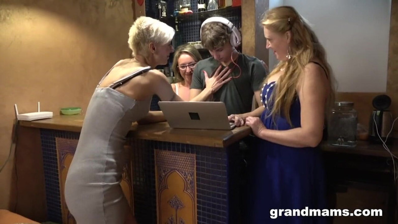 Grandmams: 3 cougars 1 jeune bite chez les mamies