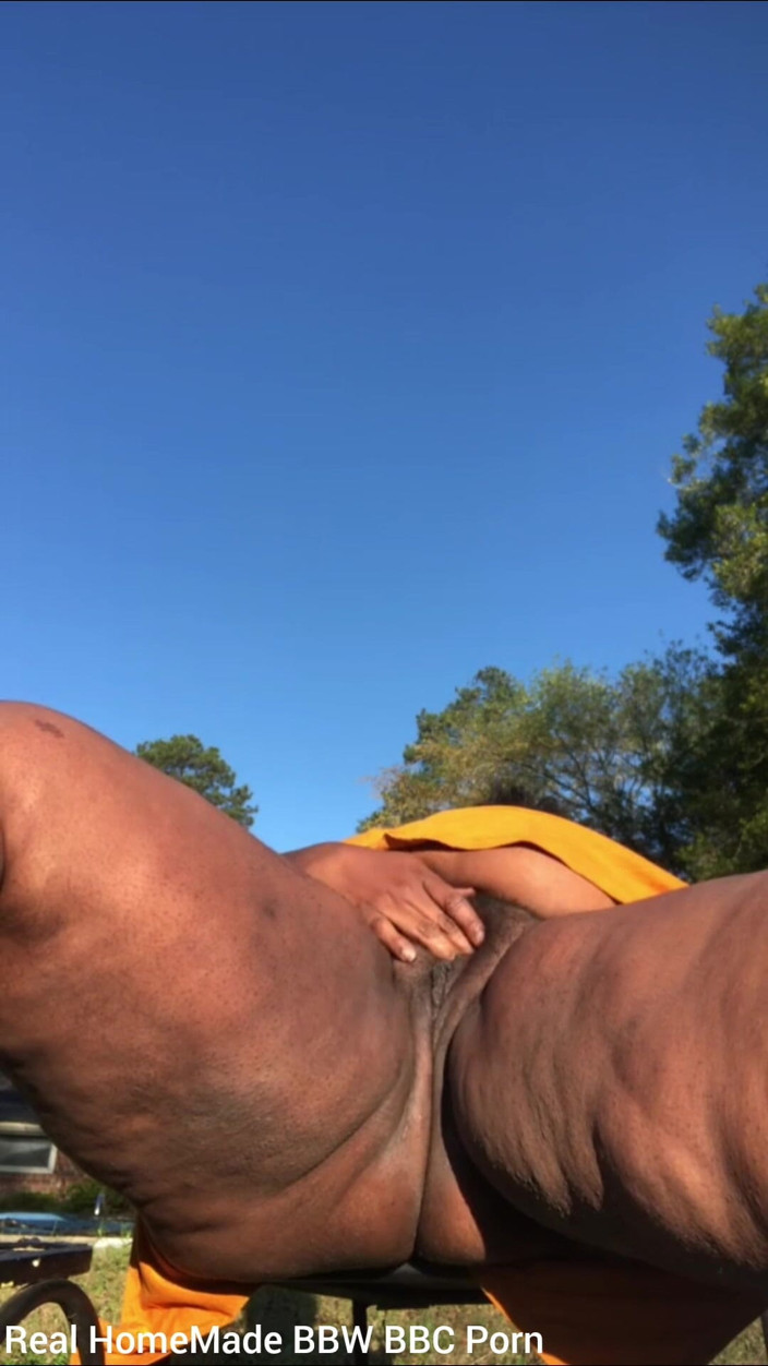 Super sexy ebony cuties: Pamer memek berbuluku di tengah lapangan parkir