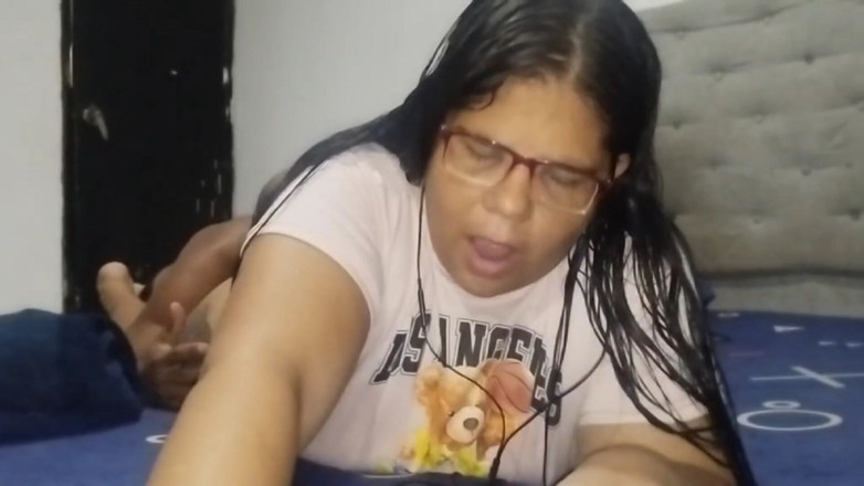 Adribella69: Jsem ponechán sám s velkým zadkem mé nevlastní é služky, zatímco...