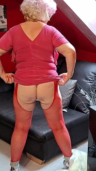 La nonna si infila un ditalino nella figa palpitante fino alla serrata orgasmo