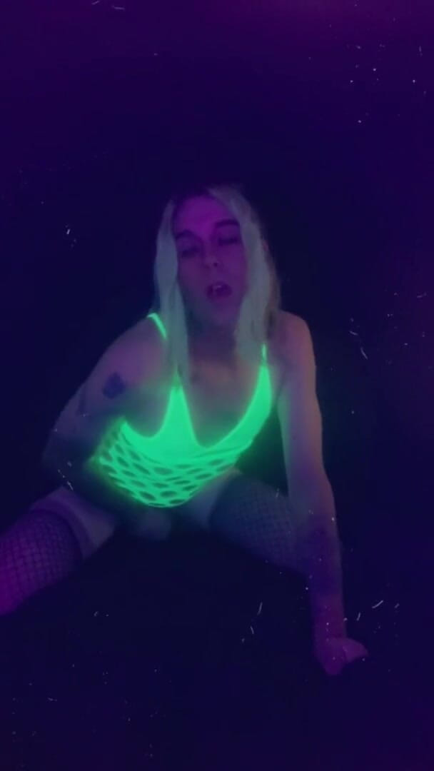 CarmenMelatonin: Sexy Party Gurl wants to be fucked