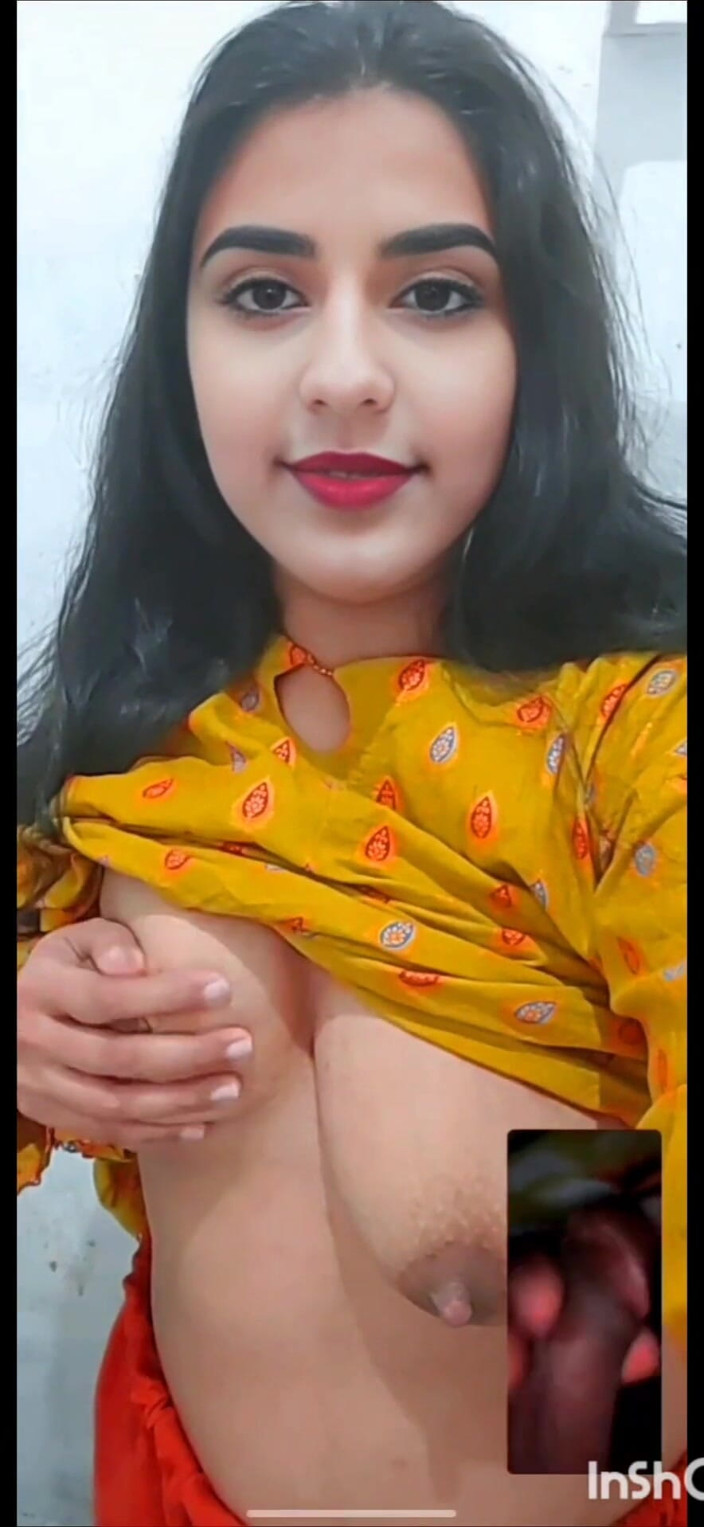 Naughty_Sana: Gadis comel dalam panggilan seks dalam talian berbual dengan teman...