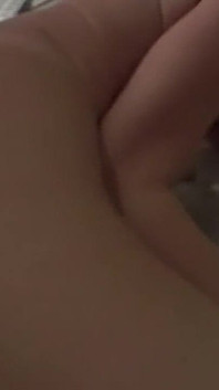 Une MILF rousse prend une bite et se fait recouvrir de sperme