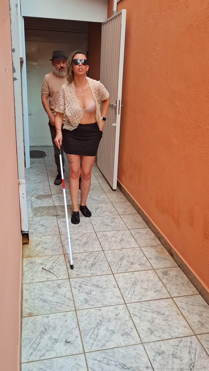 Victor SweetCoupleStories: Freeze Time se slepou dívkou v uličce.