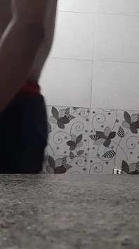 Băiat excitat în duș în baie