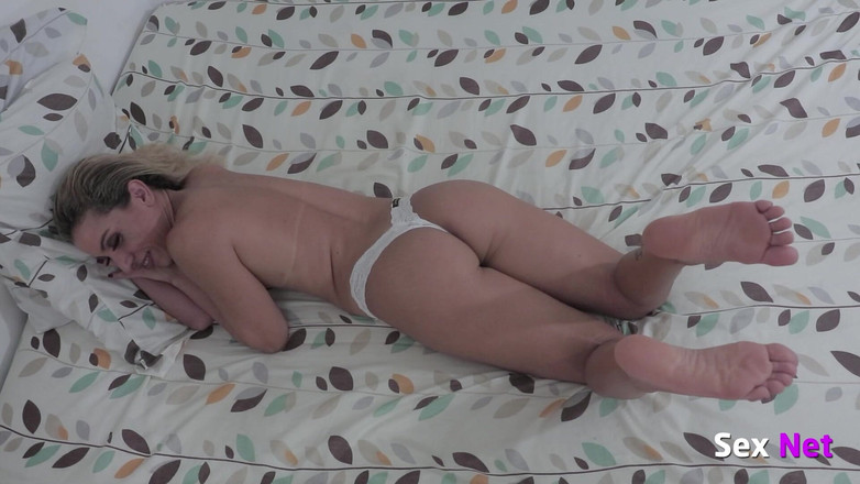 Foot Fetish Brazil: Kız mükemmel vücudunu ve ayaklarını gösteriyor!