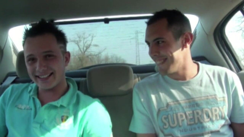 AMATOR PORN MADE IN FRANCE: Adrian lutscht Theo im freien im auto und fickt
