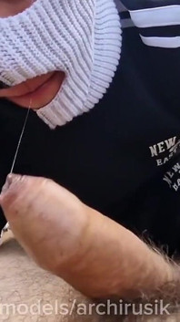 나는 더 이상 똑바로 아니에요. 나는 큰 자지로 모든 구멍을 따먹고 길가에 사정했어