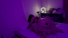 zoemelissa: Roomies Que No Podían Descansar Acaban Frotándose Bajo Las Sábanas...