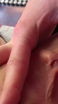 hårdhänt lesbisk dominans som Emily X knullar undergiven Louise Skyes våta fitta med fingrarna och dildos