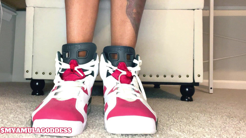 Mya Mula Goddess: Sneaker cagna