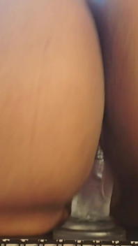 Nena caliente montando polla dura con su enorme culo