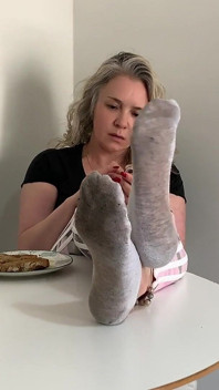 Șosetele murdare ale împărătesei Bella Sadic și picioarele murdare