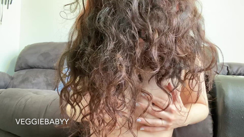 Veggiebabyy: Seducing You with Big Red Lips and Hair