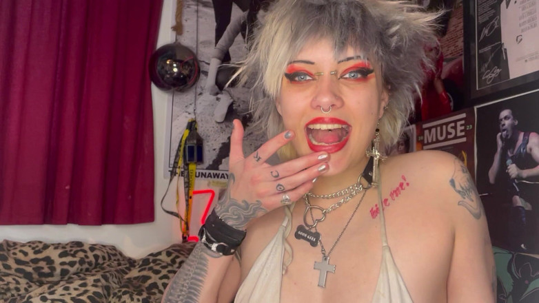 Glitterqueen1999: Turneu de gură fată gotică cu ruj roșu