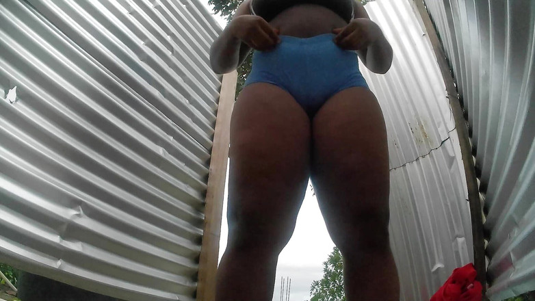 AndreaBellotiStar: Загорелая девушка в пляжной раздевалке