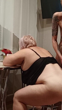 Selepas melancap, saya pancut pada pantat besar ibu tiri saya