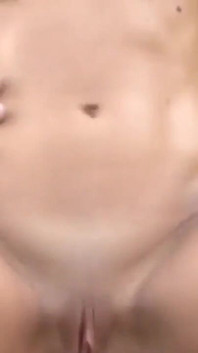 Sexy brunetka nechá svého muže šukat jeho velkého tvrdého ptáka na zahradě